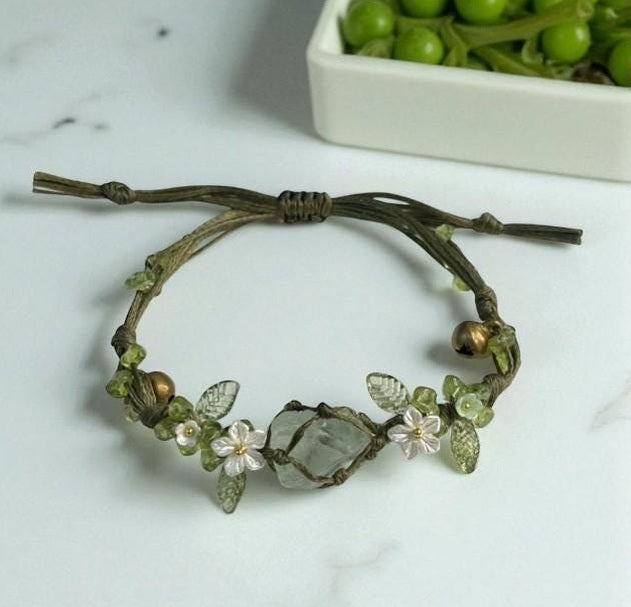 Grünes Fluorit-Makramee-Armband mit Blüten – Ansicht 2