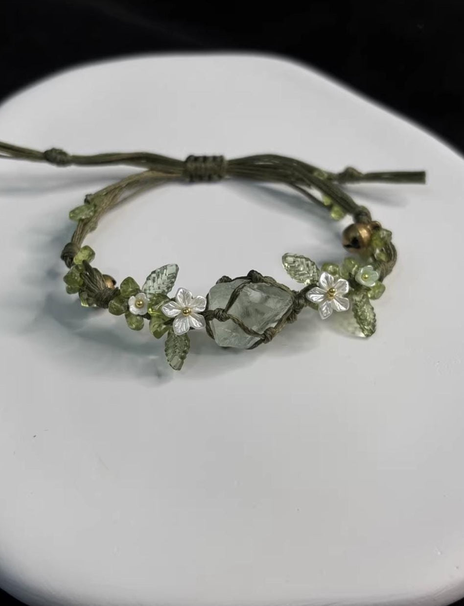 Grünes Fluorit-Makramee-Armband mit Blüten – Ansicht 4
