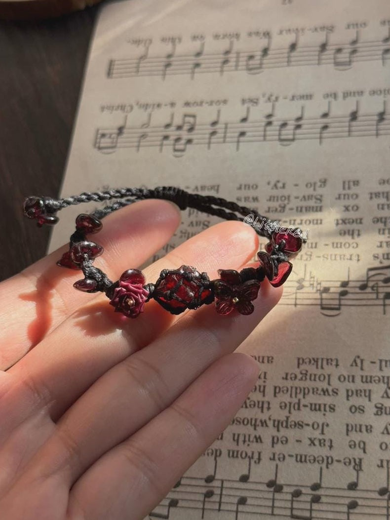 Dunkelrotes Granat-Makramee-Armband – Ansicht 4