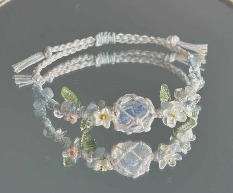 Weißes Opal-Makramee-Armband mit Blütendetails – Ansicht 1