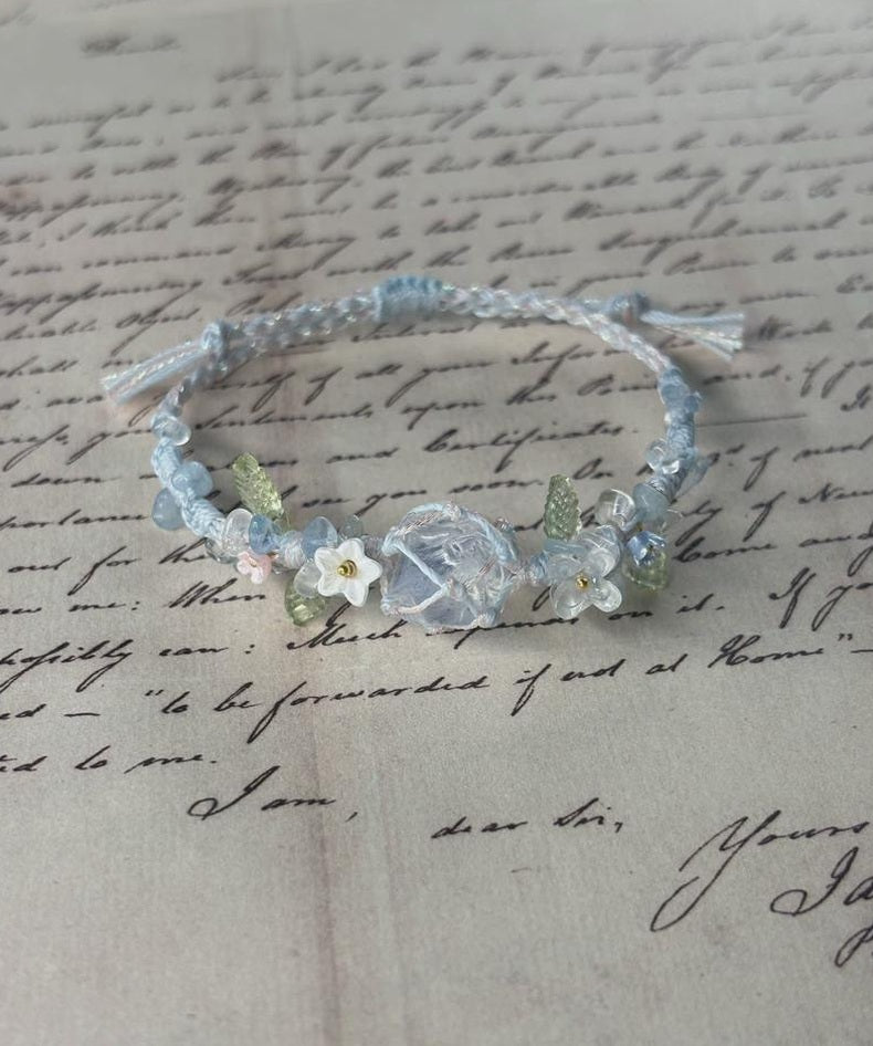 Weißes Opal-Makramee-Armband mit Blütendetails – Ansicht 2