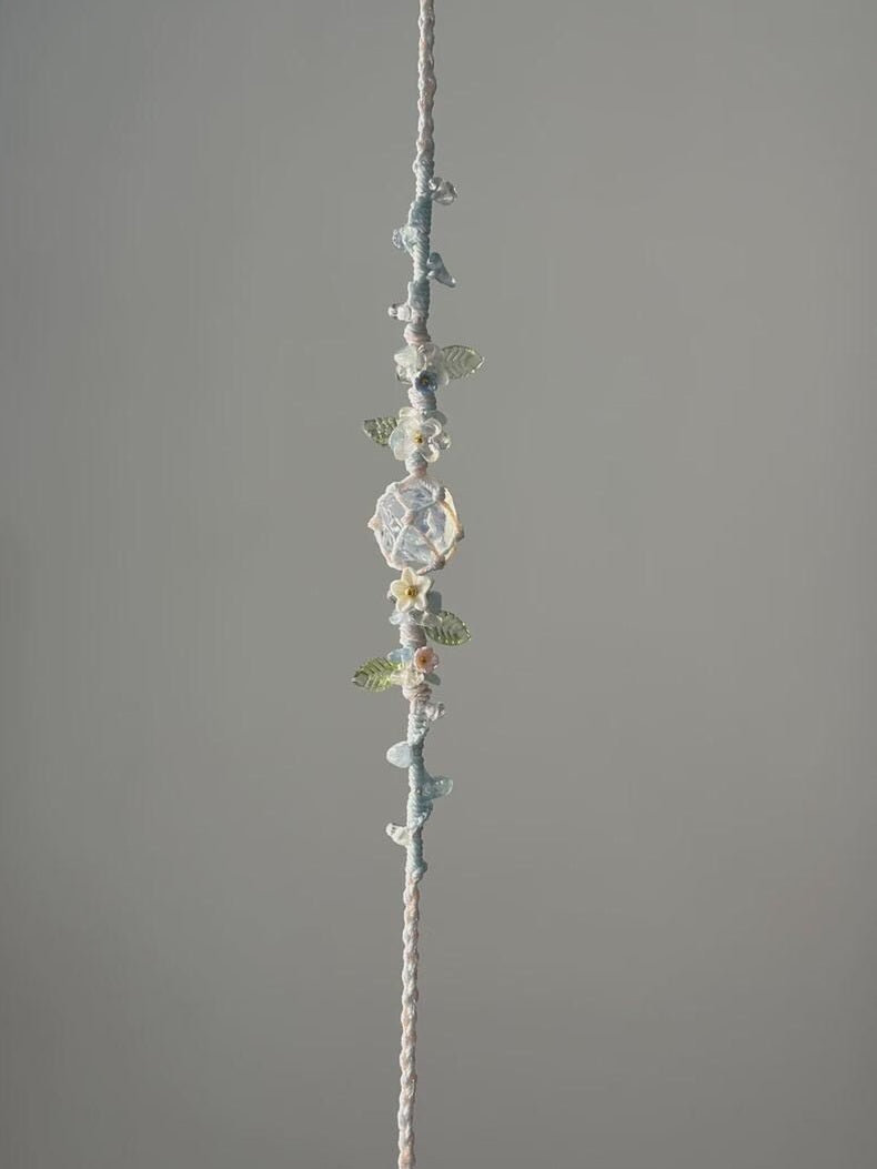 Weißes Opal-Makramee-Armband mit Blütendetails – Ansicht 3