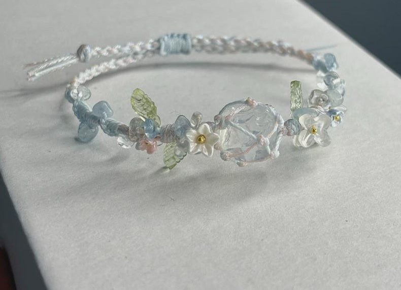 Weißes Opal-Makramee-Armband mit Blütendetails – Ansicht 4