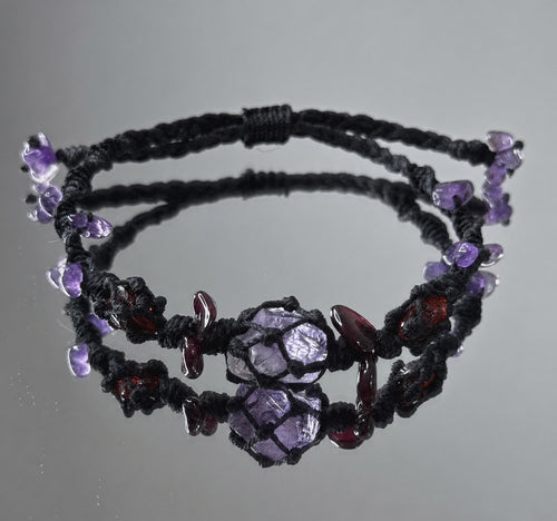 Amethyst- und Granat-Makramee-Armband – Ansicht 1