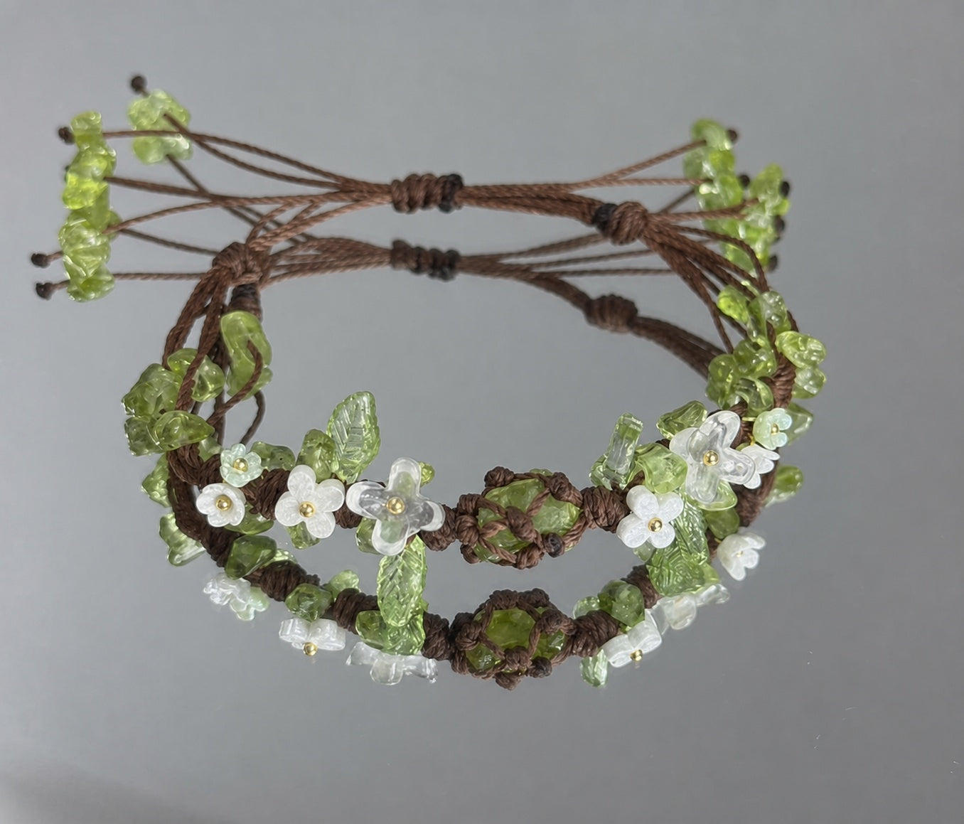 Peridot-Makramee-Armband mit Blütendetails – Ansicht 1