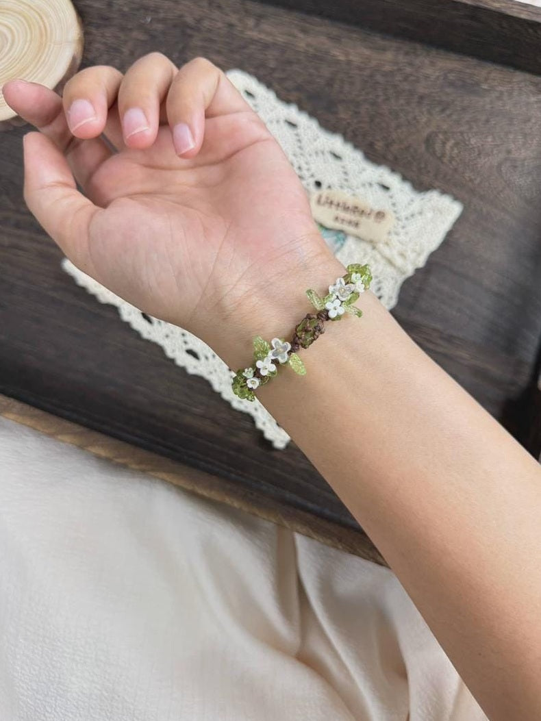 Peridot-Makramee-Armband mit Blütendetails – Ansicht 3
