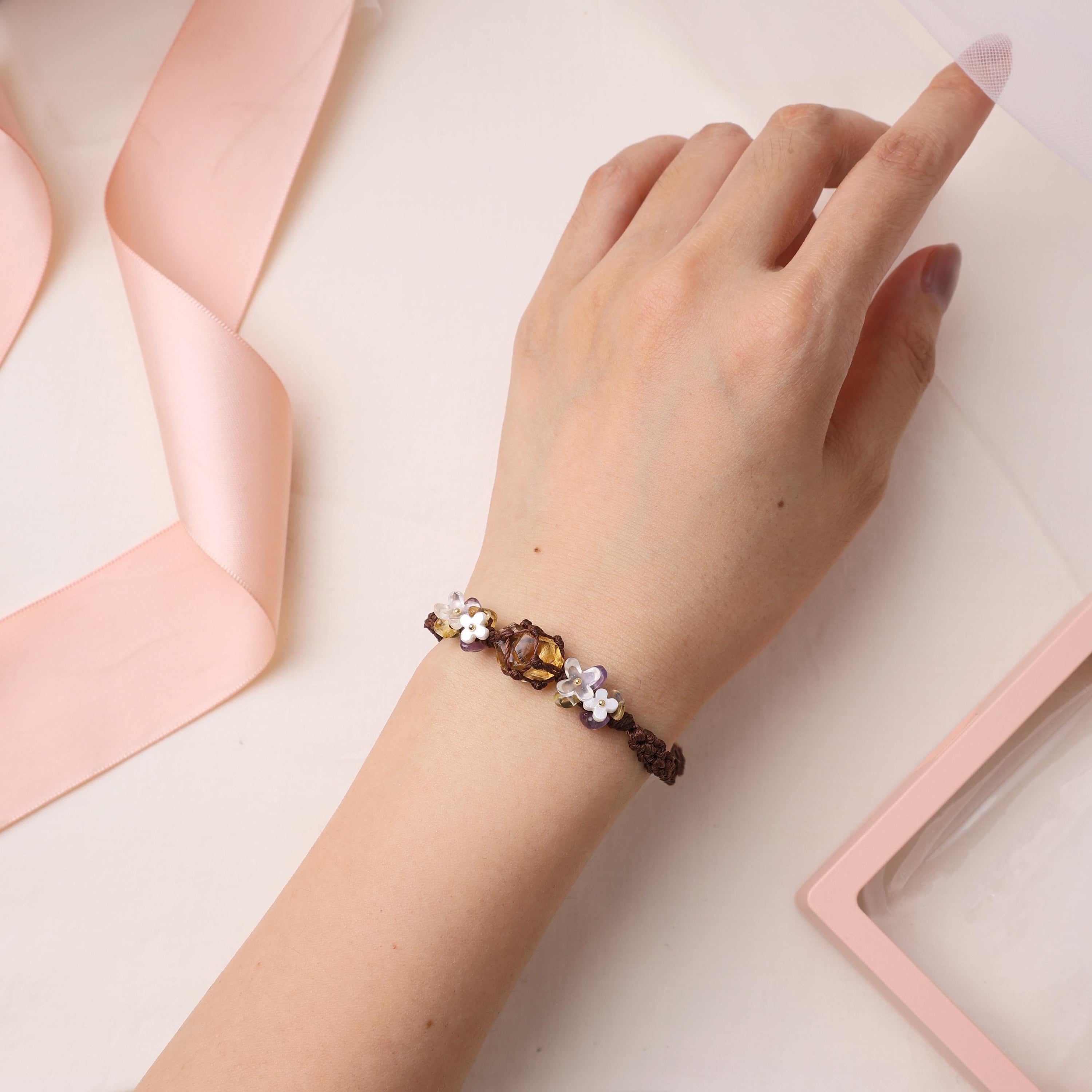 Citrin- und Bergkristall-Armband im Makramee-Stil – Ansicht 4