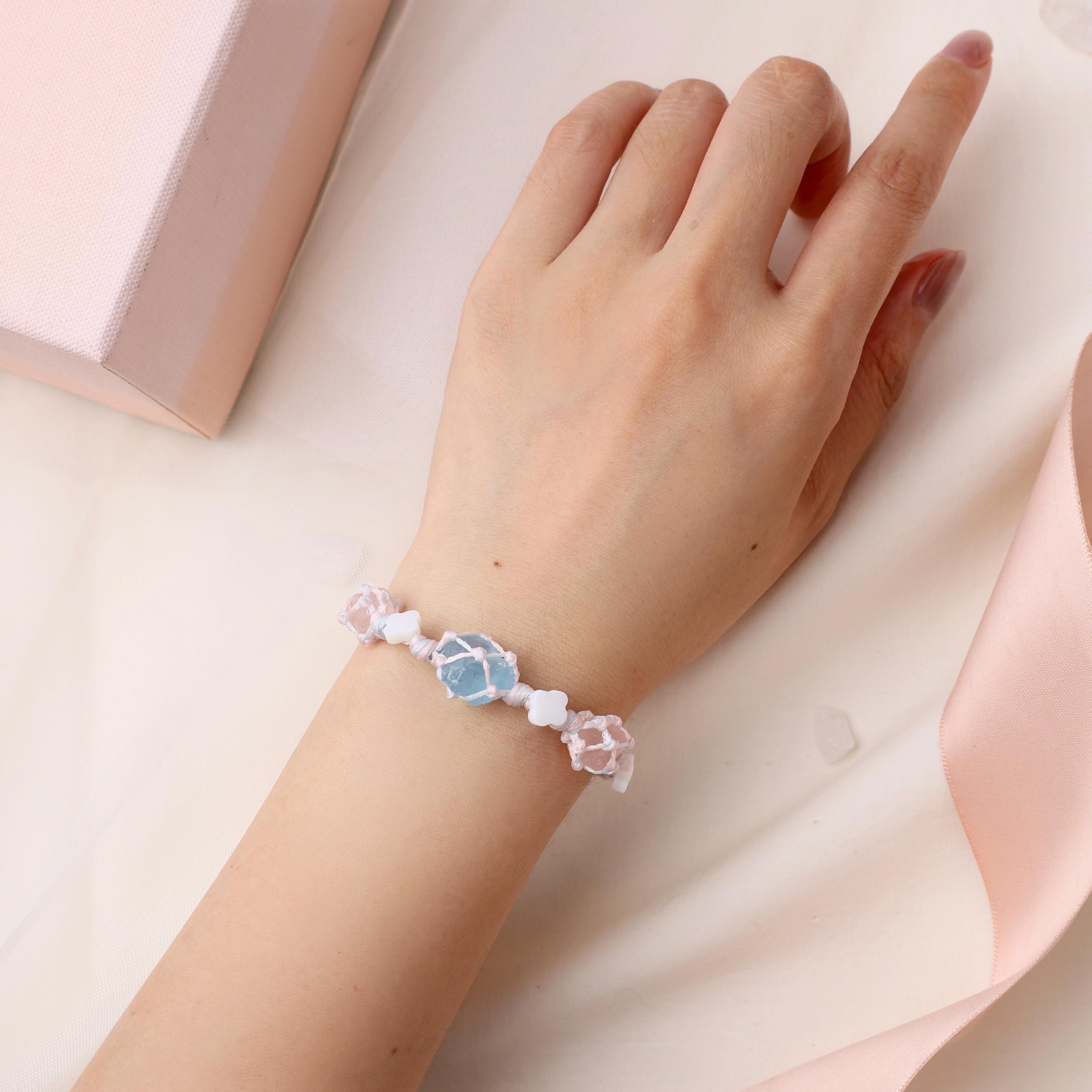 Aquamarin- und Rosenquarz-Armband mit Perlmuttkleeblatt – Ansicht 3