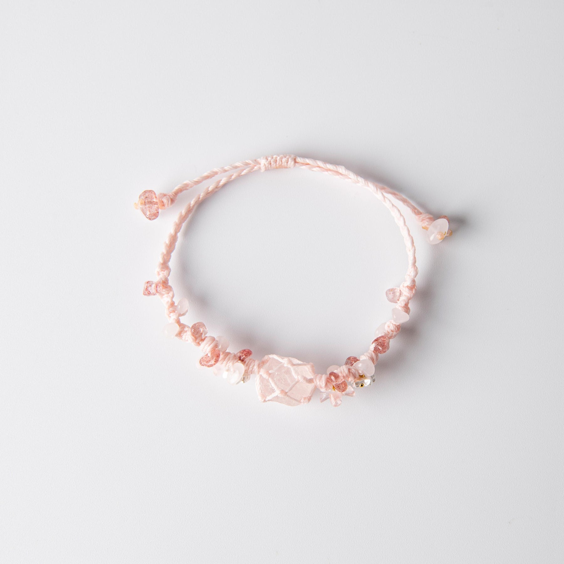 Rosenquarz- und Erdbeerquarz-Makramee-Armband – Ansicht 4