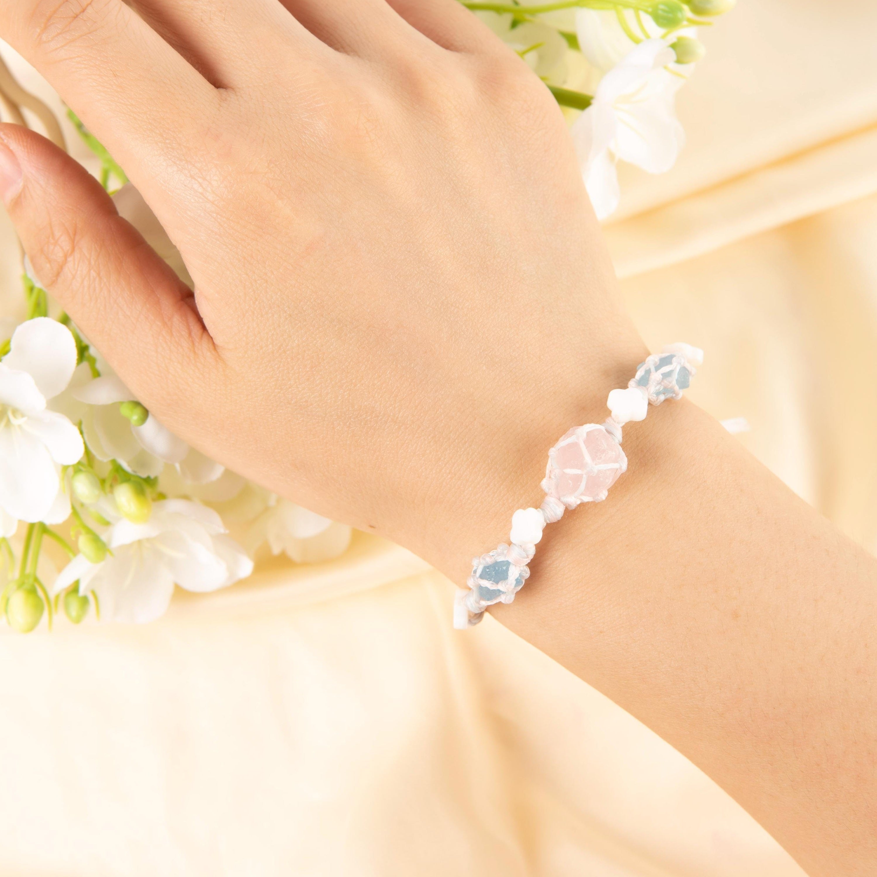 Rosenquarz- und Aquamarin-Armband mit Perlmuttkleeblatt – Ansicht 3