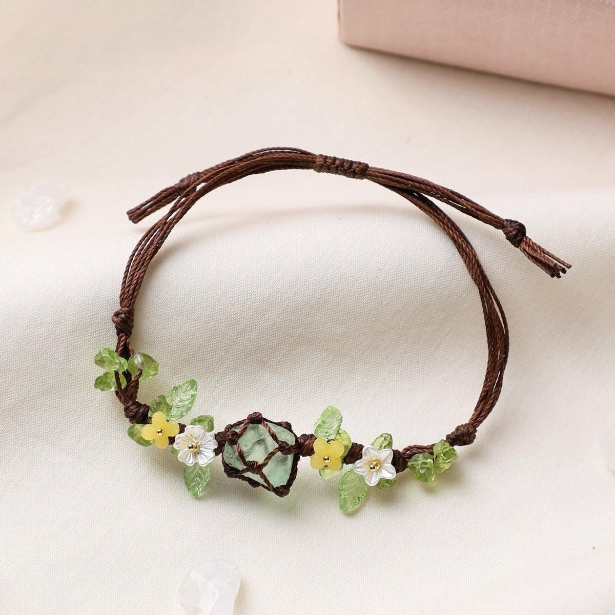 Grünes Fluorit-Makramee-Armband mit Peridot – Ansicht 1