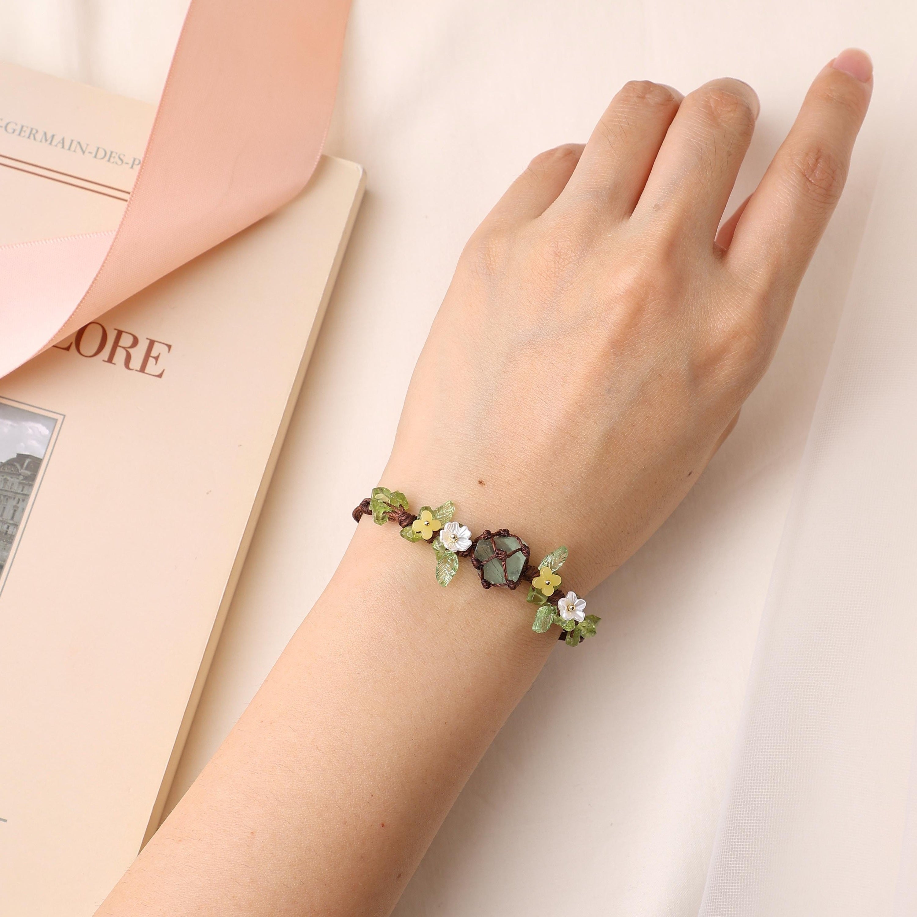 Grünes Fluorit-Makramee-Armband mit Peridot – Ansicht 2