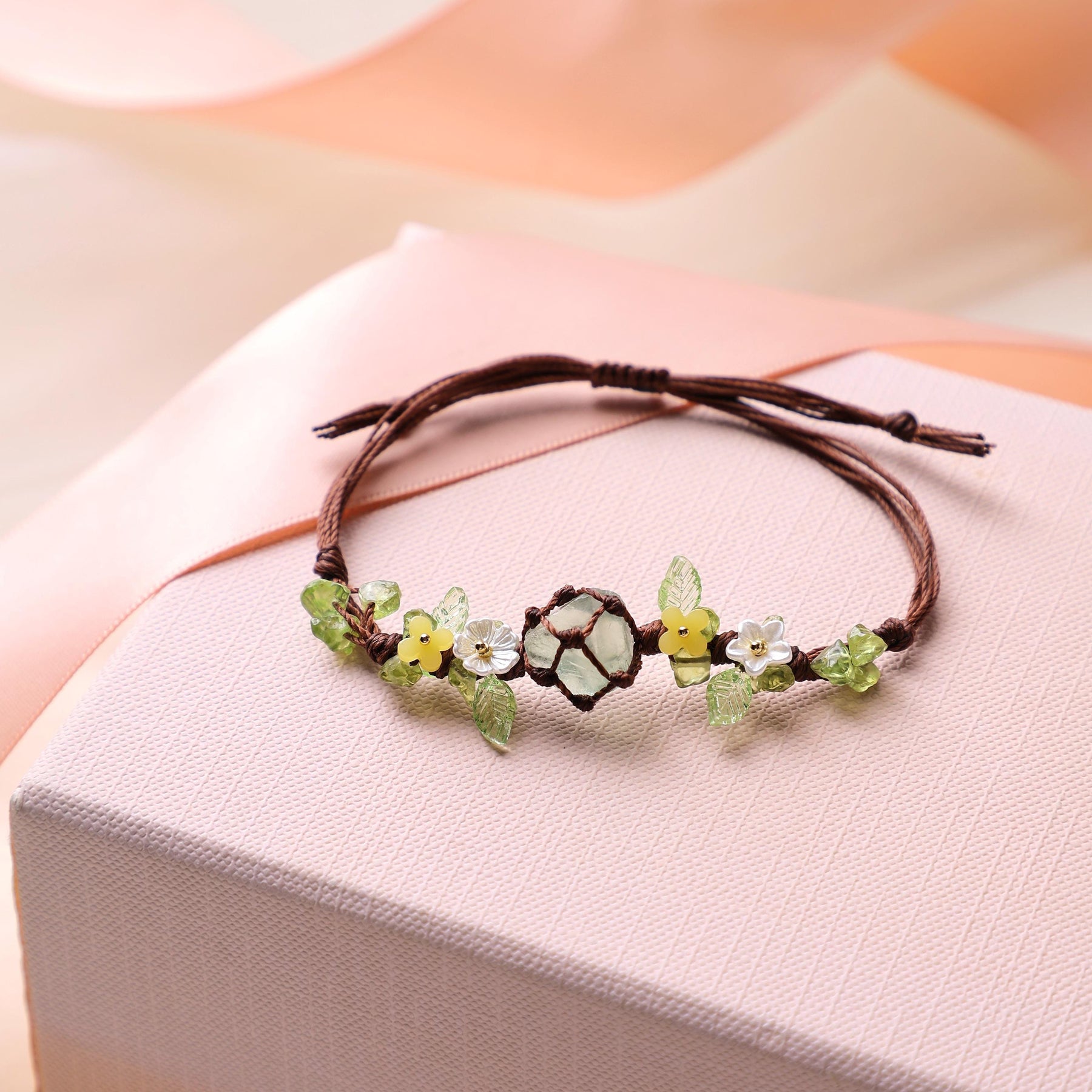 Grünes Fluorit-Makramee-Armband mit Peridot – Ansicht 3