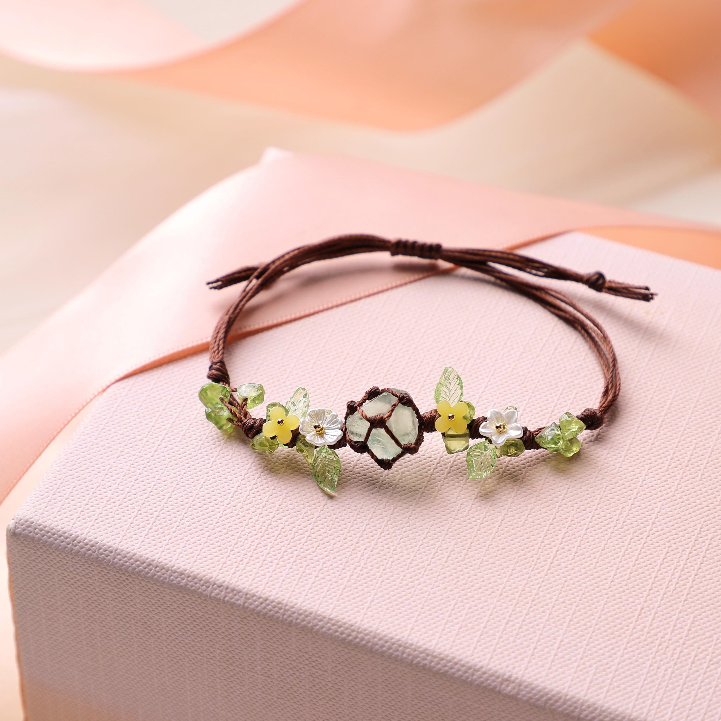 Grünes Fluorit-Makramee-Armband mit Peridot – Ansicht 3