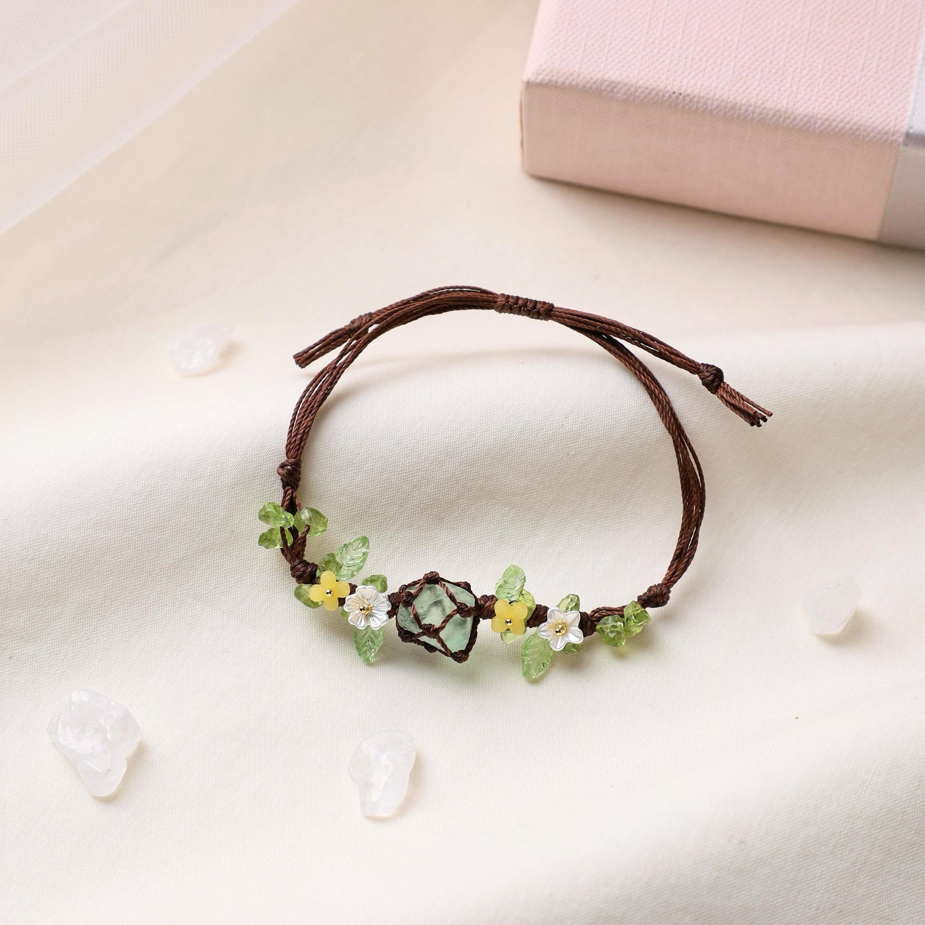 Grünes Fluorit-Makramee-Armband mit Peridot – Ansicht 4