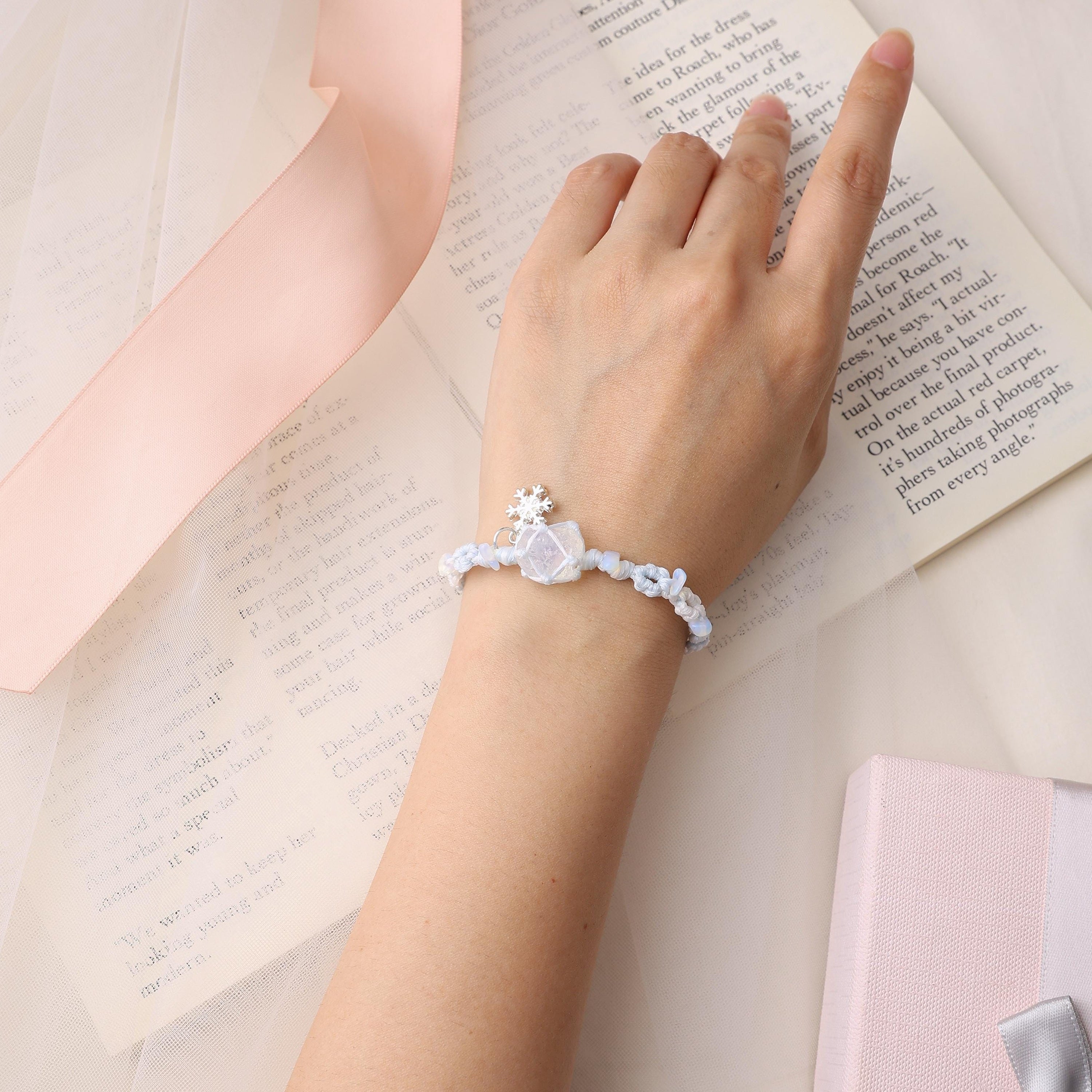 Weißes Opal-Makramee-Armband mit Schneeflocke – Ansicht 2