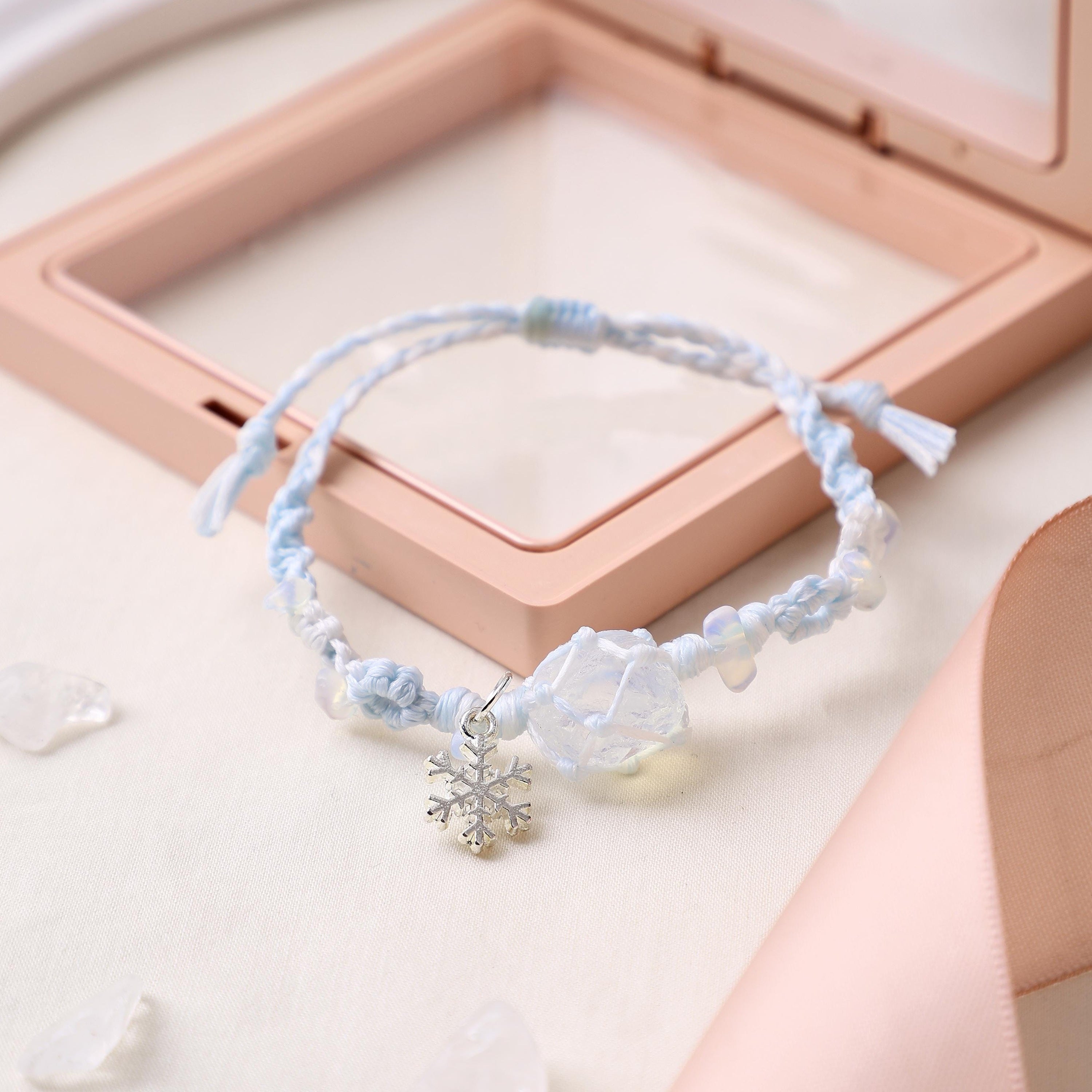 Weißes Opal-Makramee-Armband mit Schneeflocke – Ansicht 3