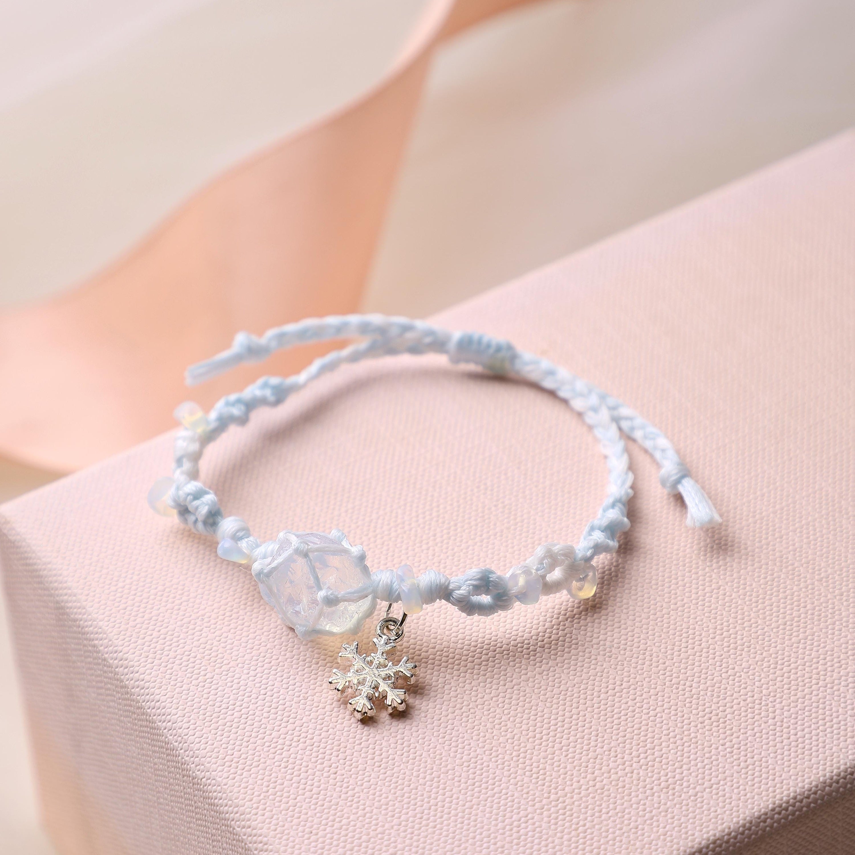 Weißes Opal-Makramee-Armband mit Schneeflocke – Ansicht 4