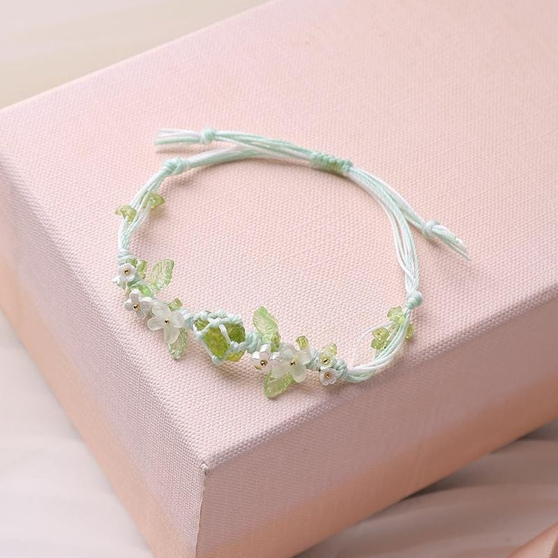 Peridot-Makramee-Armband mit botanischen Details – Ansicht 1