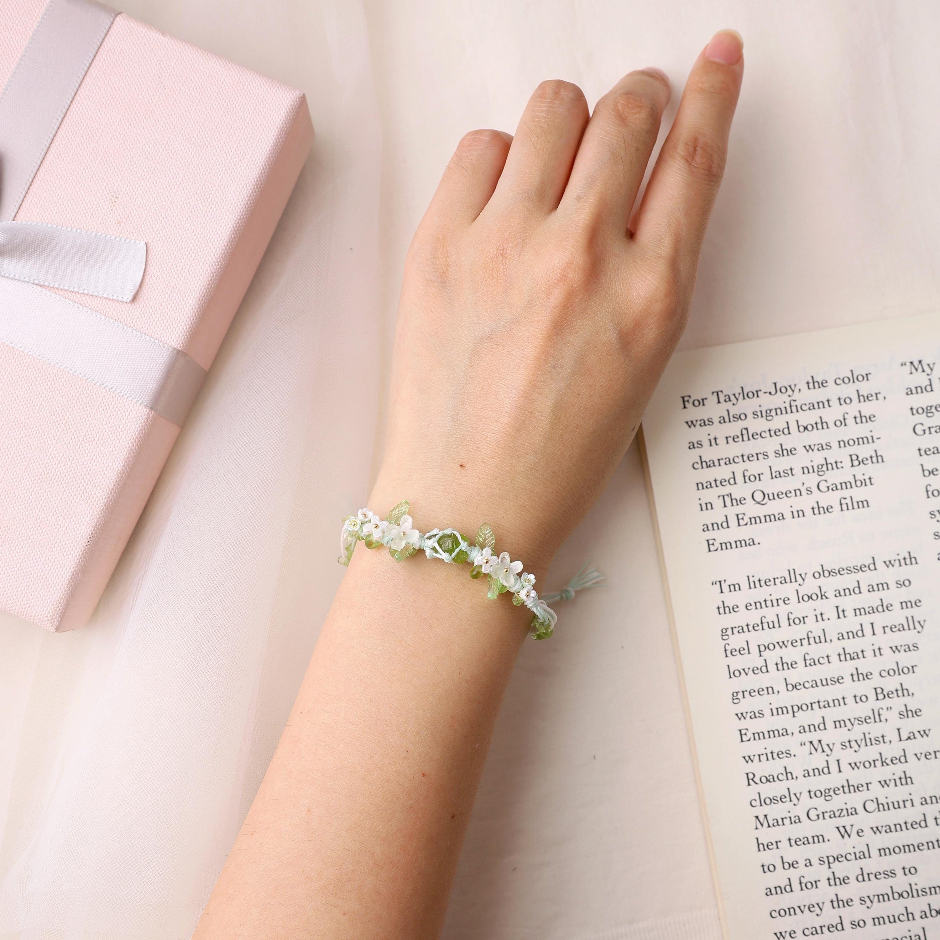Peridot-Makramee-Armband mit botanischen Details – Ansicht 2