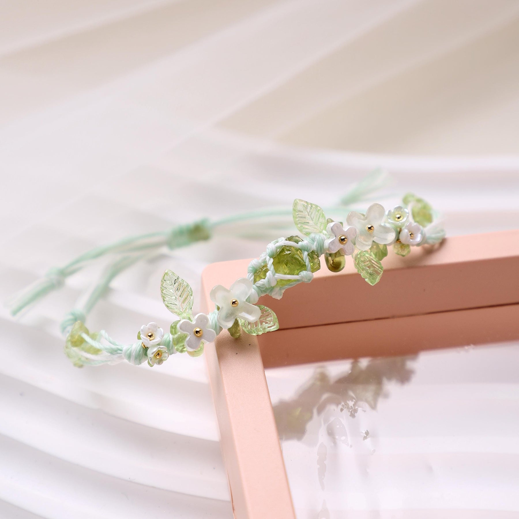 Peridot-Makramee-Armband mit botanischen Details – Ansicht 3
