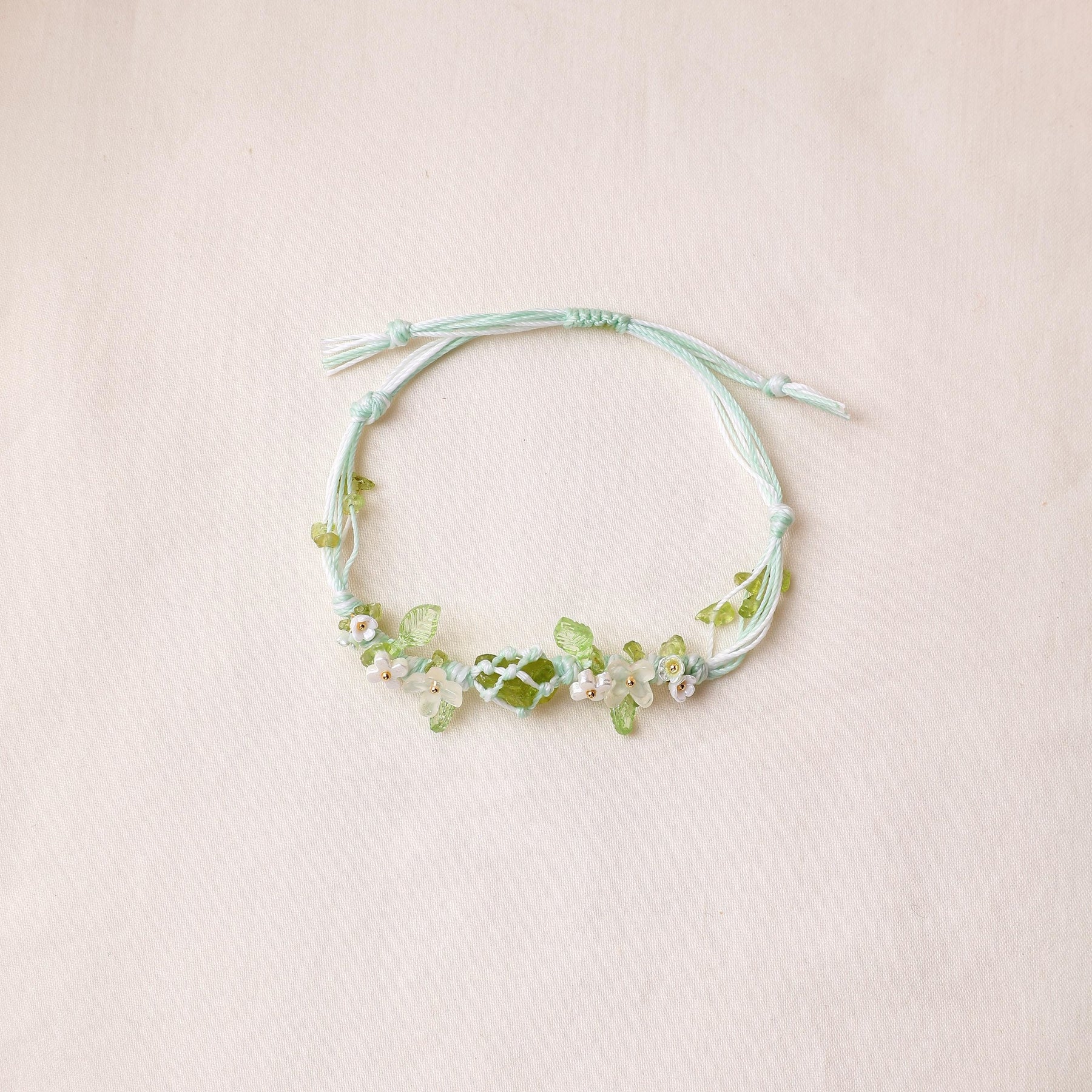 Peridot-Makramee-Armband mit botanischen Details – Ansicht 4