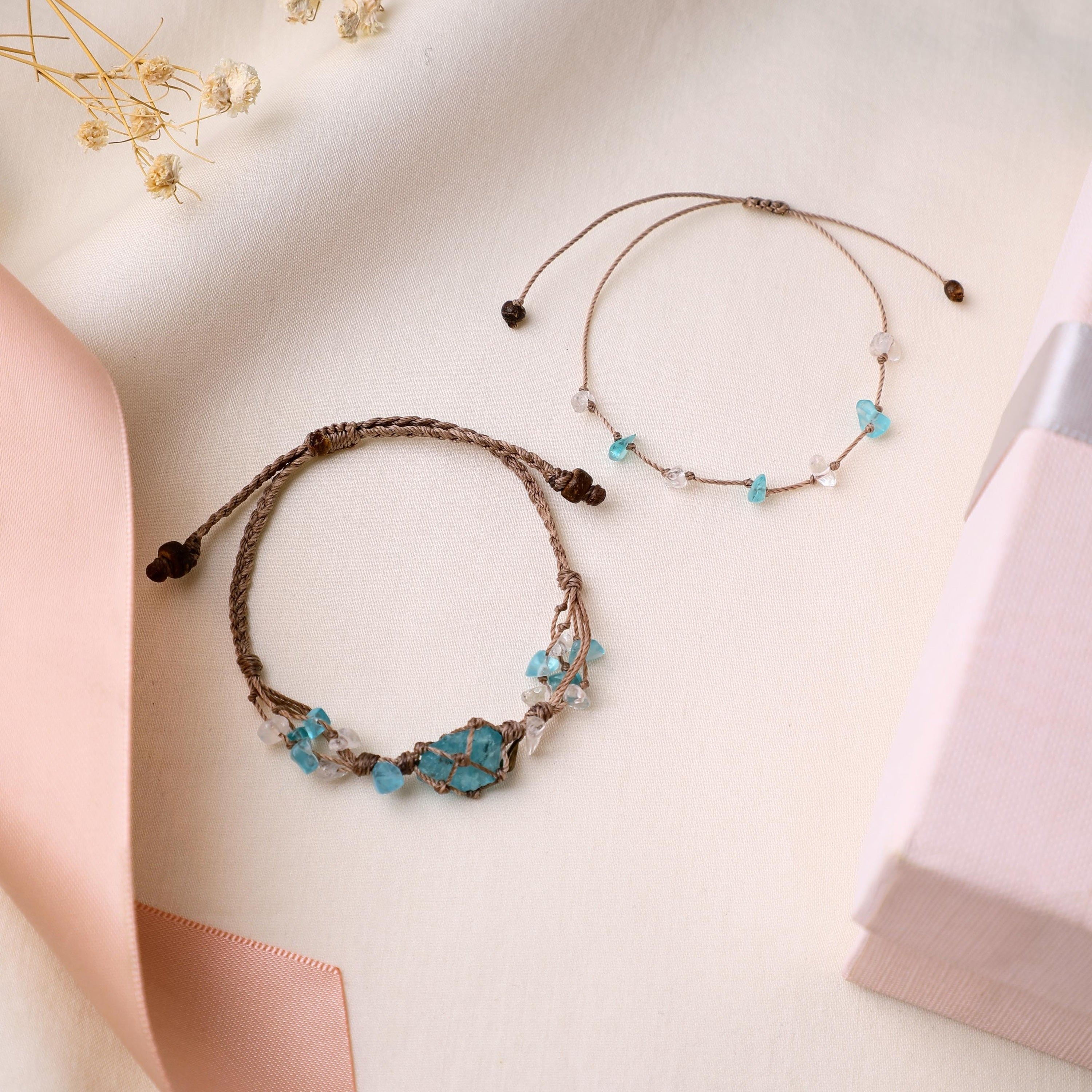Blauer Apatit mit Bergkristall – Makramee-Armband – Ansicht 1