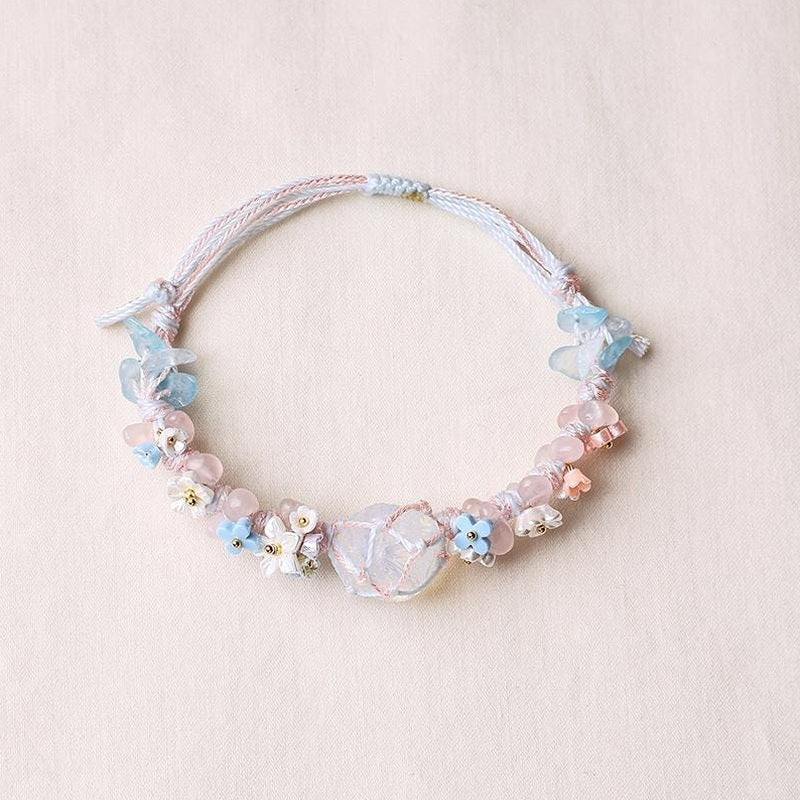 Weißes Opal-Makramee-Armband mit Blüten – Ansicht 1