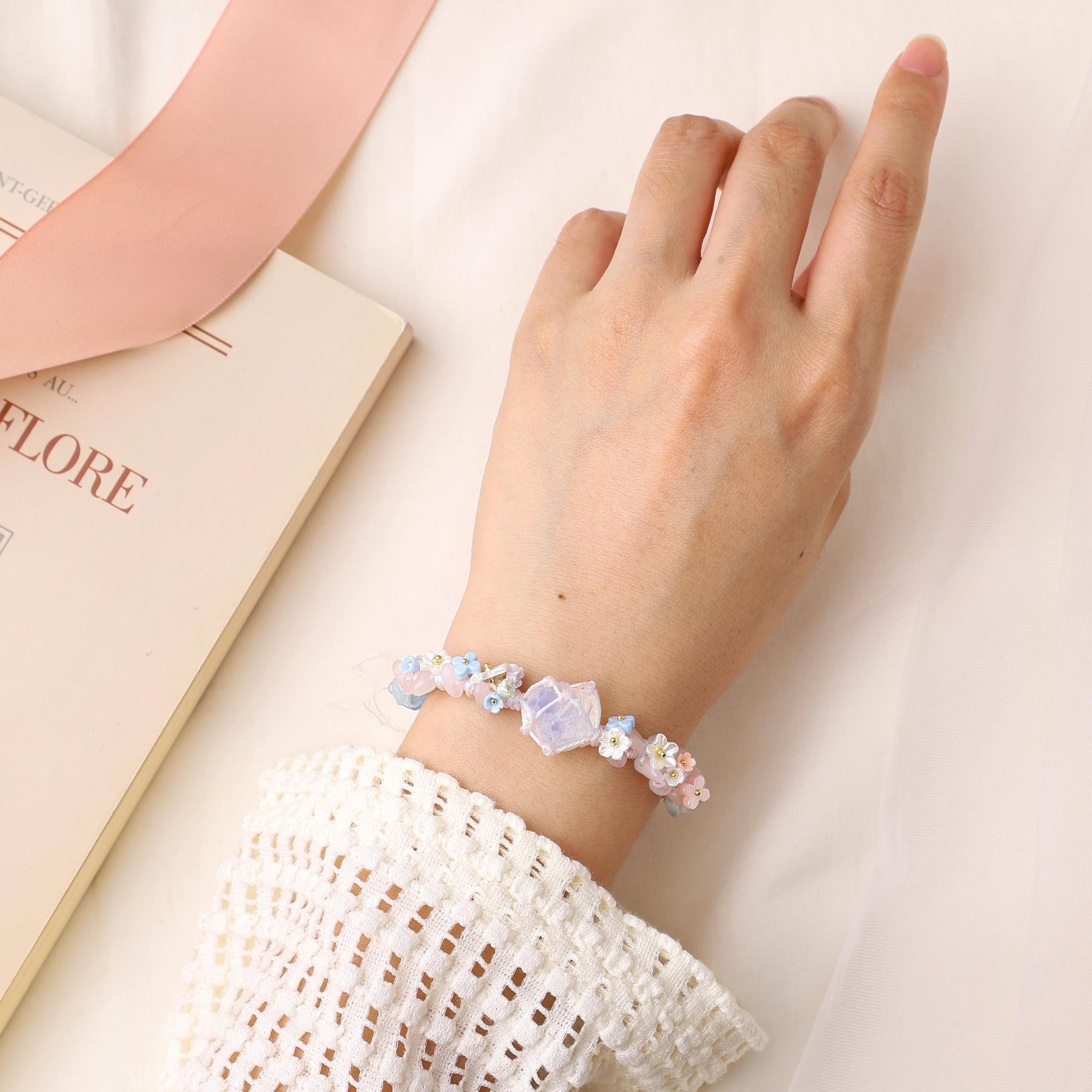 Weißes Opal-Makramee-Armband mit Blüten – Ansicht 2