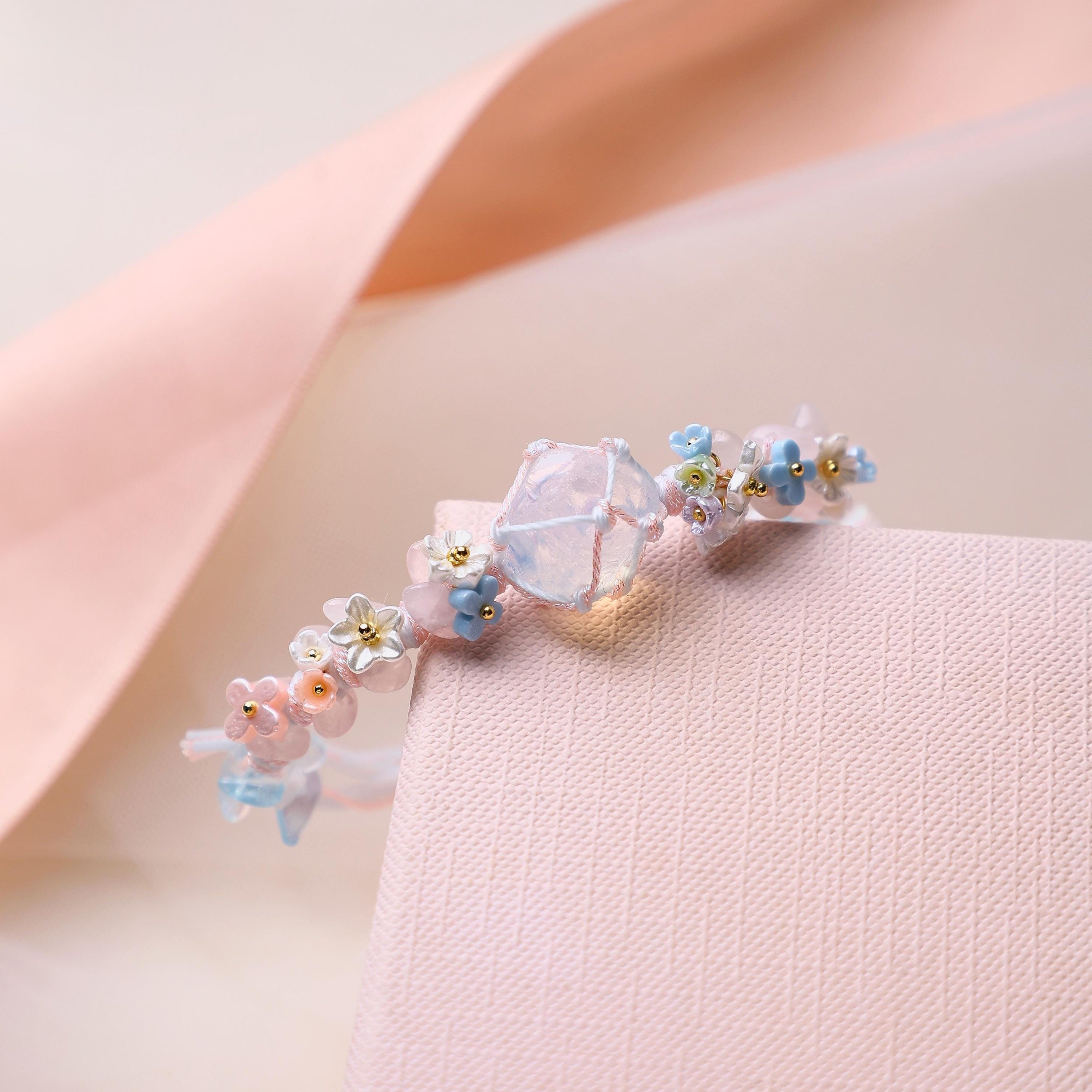 Weißes Opal-Makramee-Armband mit Blüten – Ansicht 3