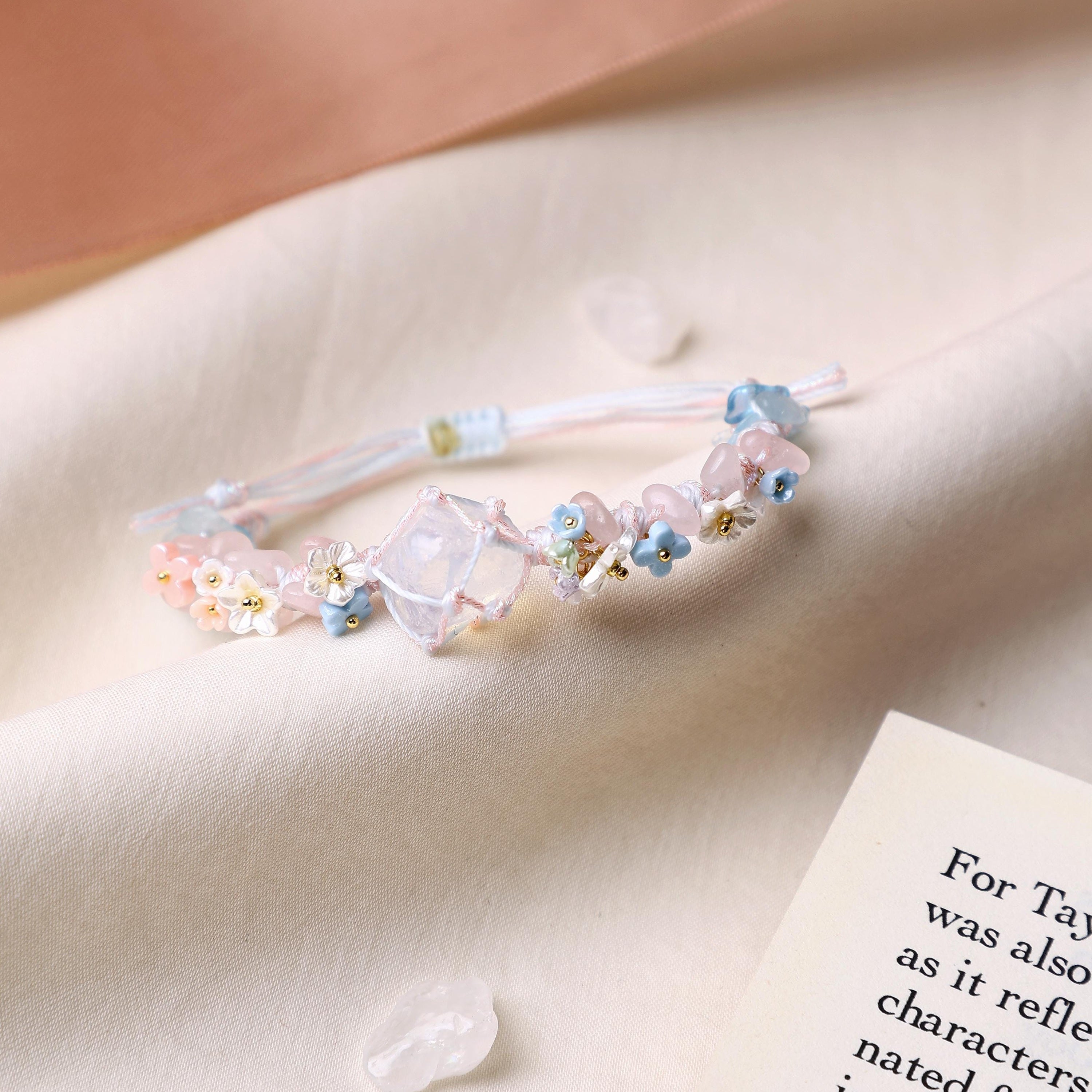 Weißes Opal-Makramee-Armband mit Blüten – Ansicht 4