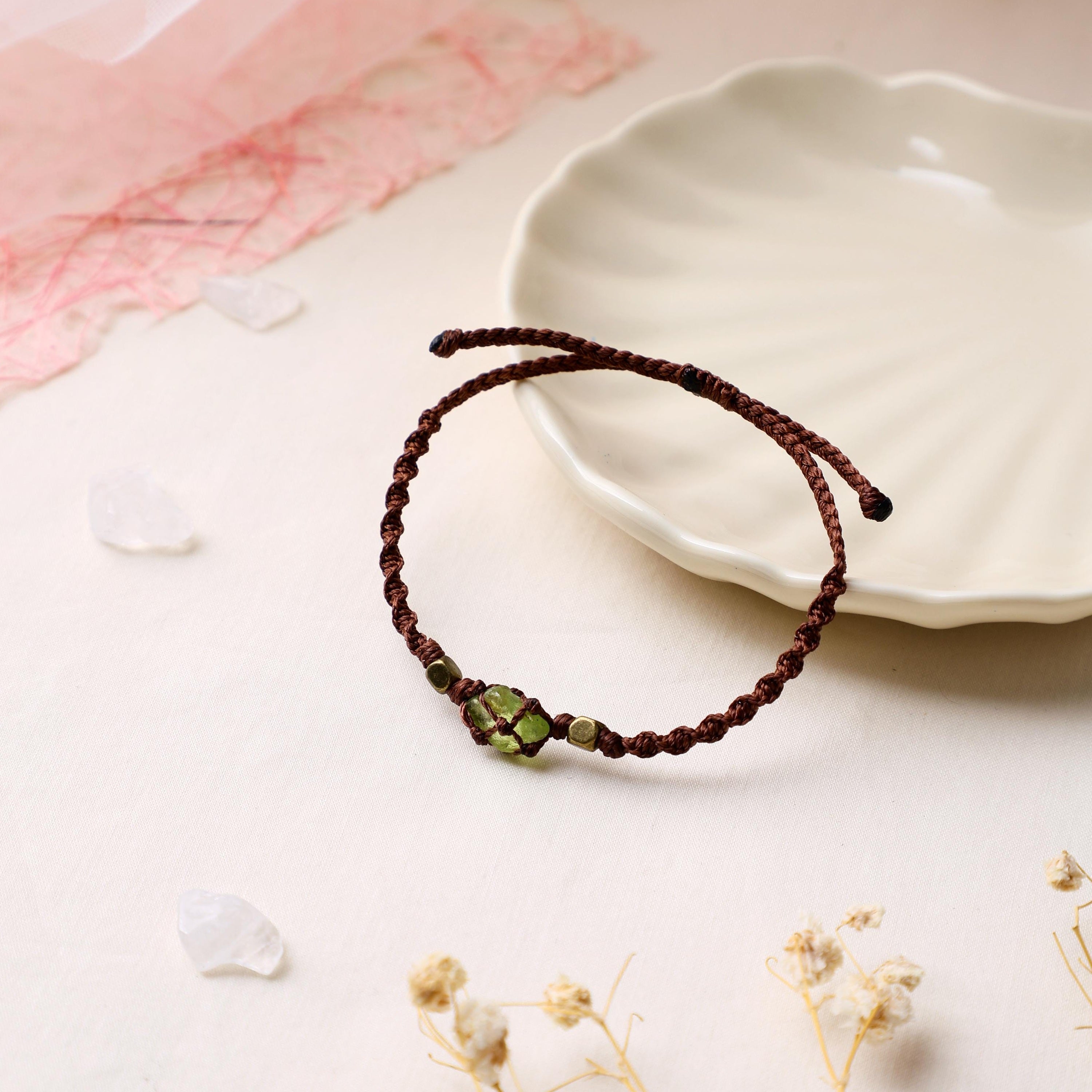 Minimalistisches Peridot-Makramee-Armband – Ansicht 1