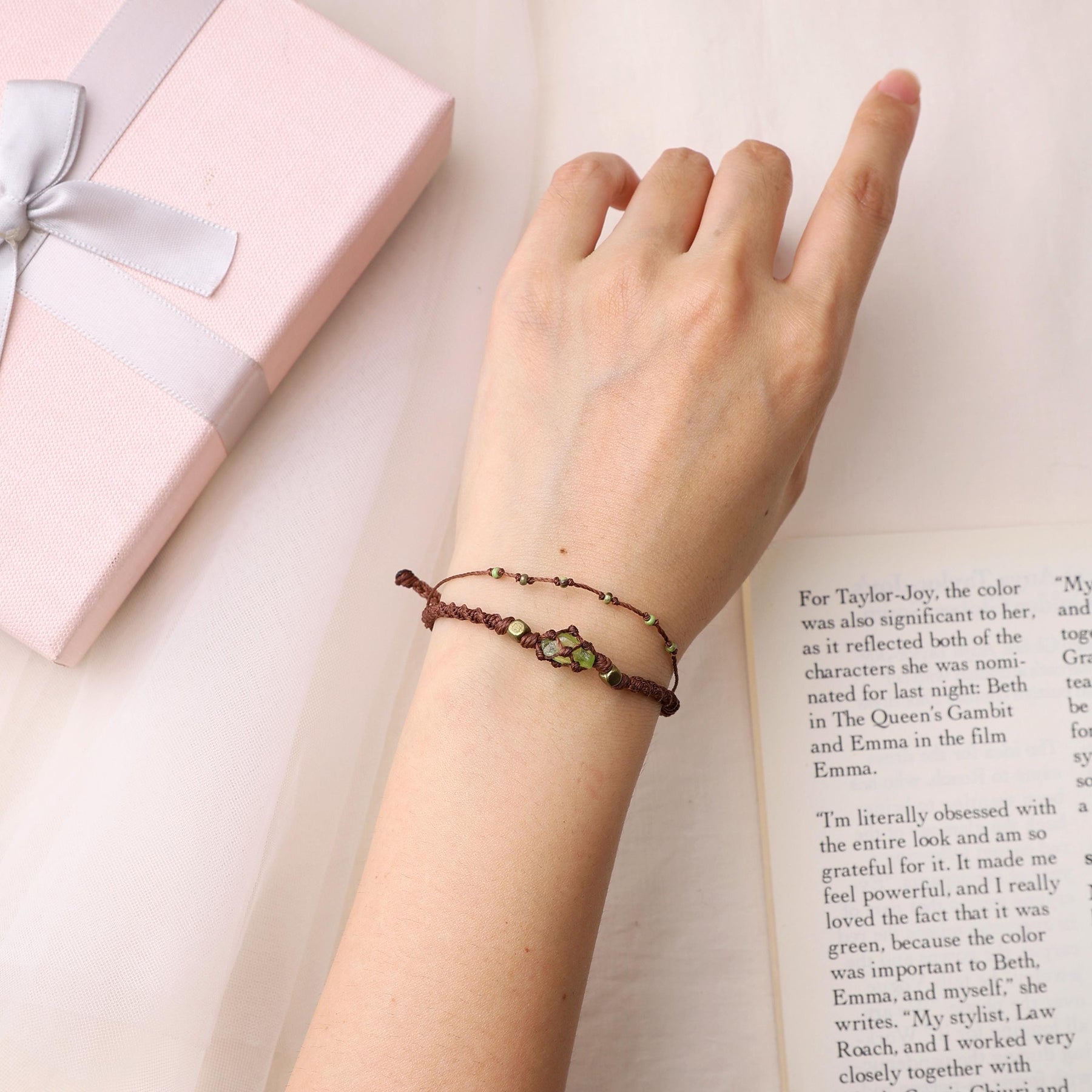 Minimalistisches Peridot-Makramee-Armband – Ansicht 2