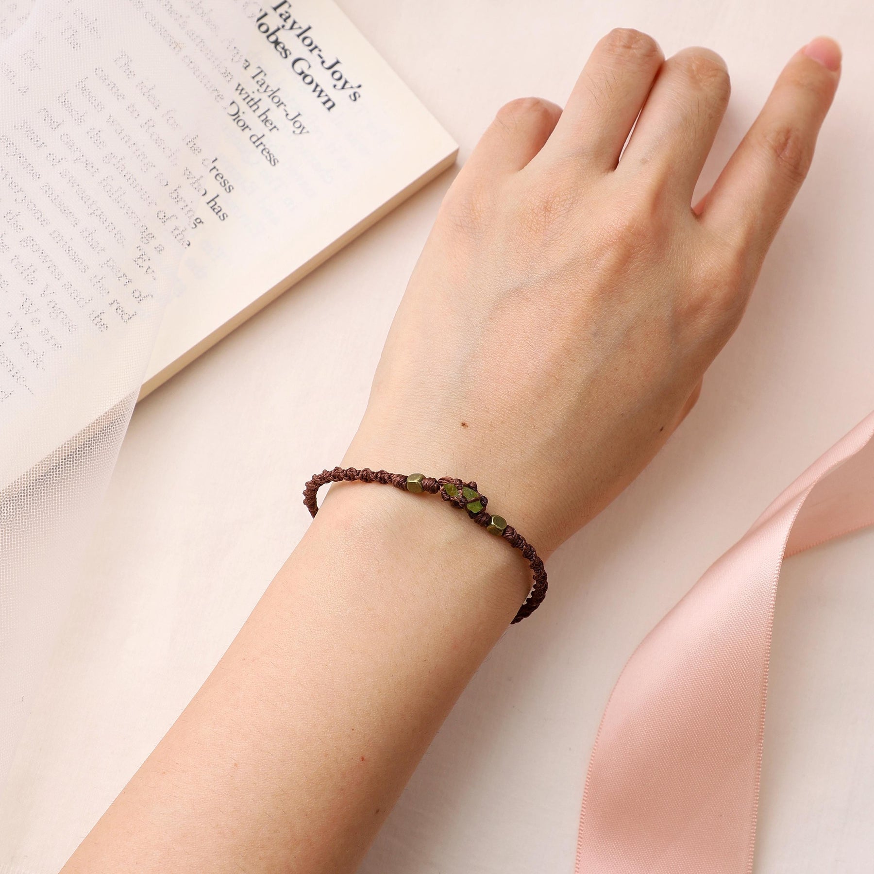 Minimalistisches Peridot-Makramee-Armband – Ansicht 3
