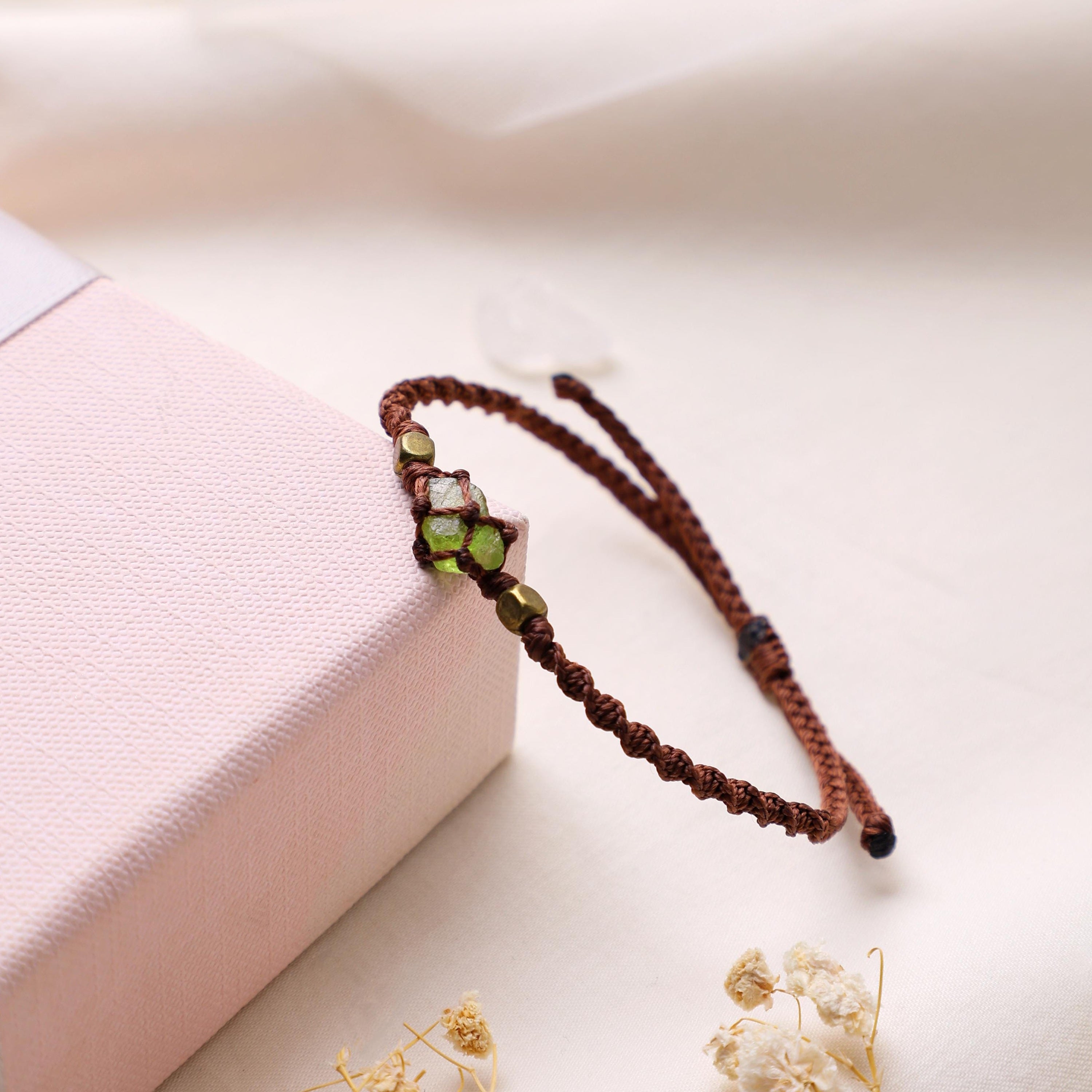 Minimalistisches Peridot-Makramee-Armband – Ansicht 4