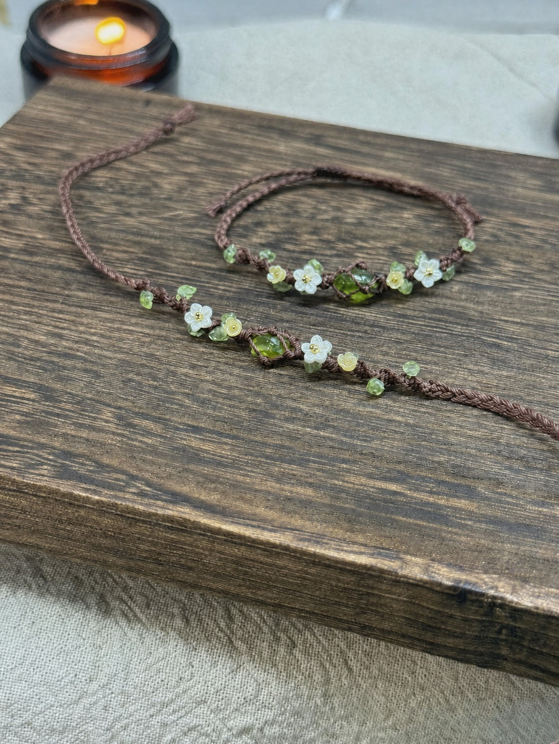 Rohes Peridot-Makramee-Armband